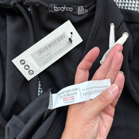 Boohoo Black Deep V-Neck Red & White Lace Up Long Sleeve Midi Dress - Picture 5 of 10